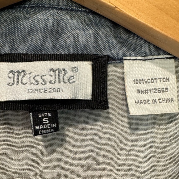 Miss Me Chambray Embellished Pearl Snap Short Sleeve Western Top / small - Picture 5 of 16